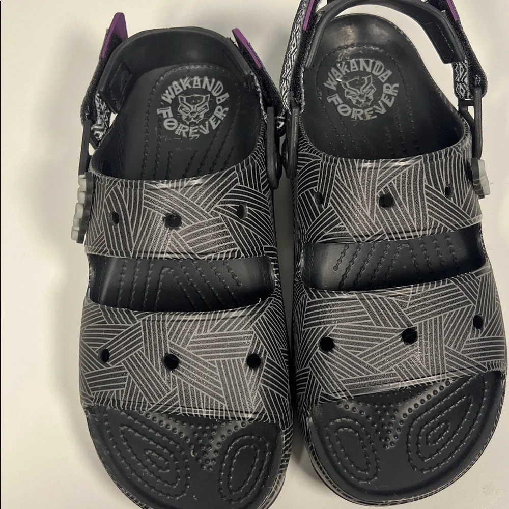 CROCS Marvel Black Panther Purple & Gray Patterned Sandals Unisex Men 6 Women 8‎